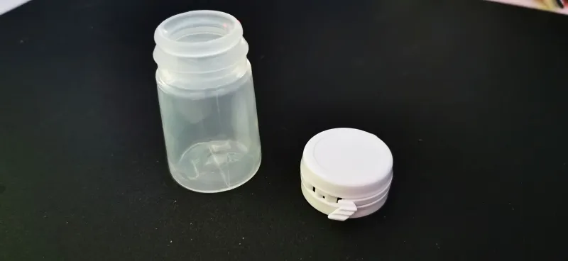 Leerer Farbtopf mit Deckel